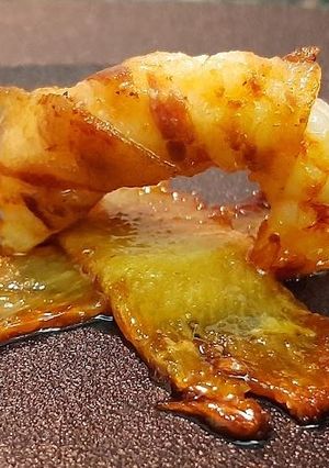 Una foto de Langostinos Envueltos en Guanciale sobre Piña Frita (Idea para una entrada)