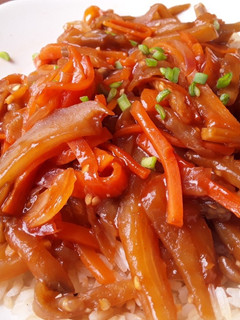 Una foto de Berenjenas🍆 en salsa roja🍅 picante🌶 con arroz blanco🍚
