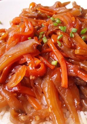 Una foto de Berenjenas🍆 en salsa roja🍅 picante🌶 con arroz blanco🍚