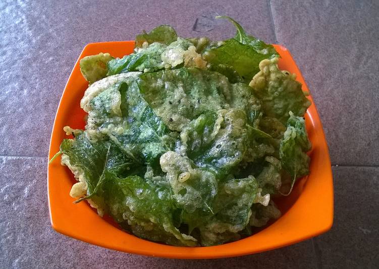 Bagaimana Membuat Keripik bayam (spinach tempura) yang Lezat Sekali