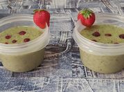 Una foto de batido de fresas y kiwi