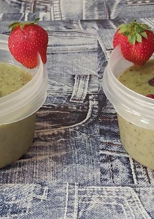 Una foto de Smoothie de té matcha, kiwi y plátano