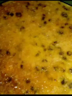 Una foto de Bizcochuelo húmedo de naranja y pasas 🍊🍊😋