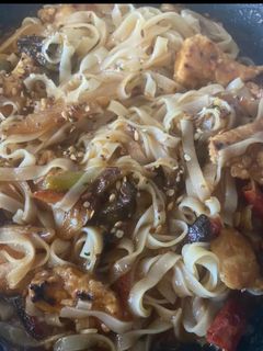 Una foto de Noodles con pollo estilo chino (versión saludable) 😋