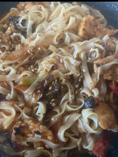 Una foto de Noodles con pollo estilo chino (versión saludable) 😋