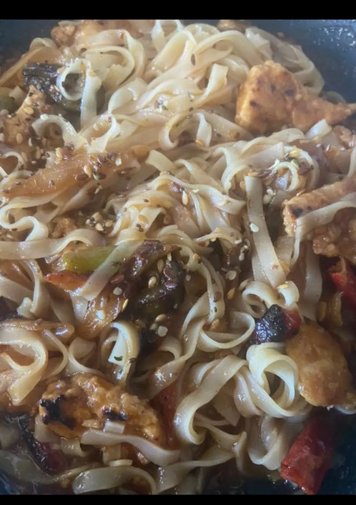 Una foto de Noodles con pollo estilo chino (versión saludable) 😋