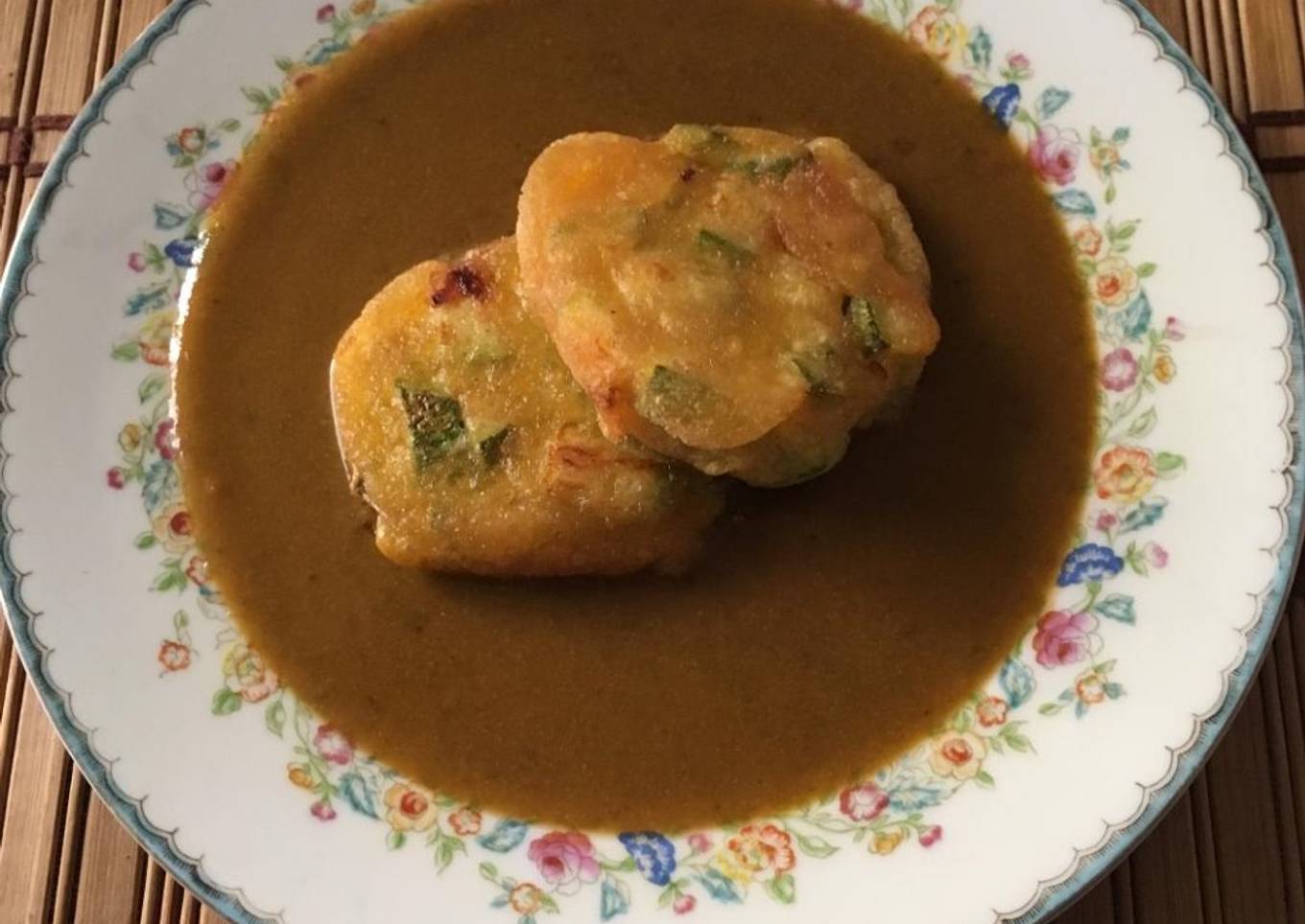 Tortitas de calabacitas con mole de masa