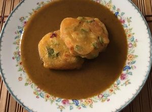Una foto de Tortitas de calabacitas con mole de masa