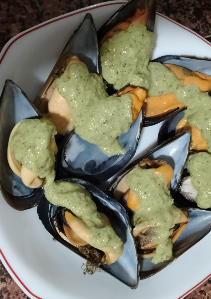 Una foto de Mejillones con picada de pistachos