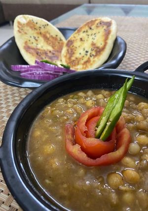 A picture of Chole kulche.