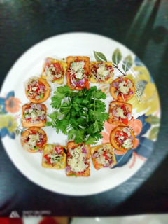 ક્રેકર્સ પીઝા (Crackers Pizza Recipe in Gujarati) રેસીપી મુખ્ય ફોટો