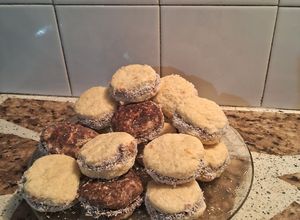 Una foto de Alfajores clásico de maicena i otros de cacao