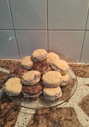 Una foto de Alfajores clásico de maicena i otros de cacao