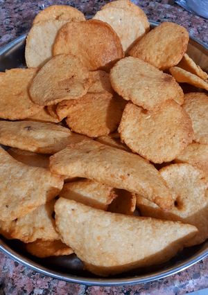 उड़द दाल की चंदिया गुजिया (Udad daal ki chandiya, gujiya recipe in hindi) रेसिपी मुख्य फोटो