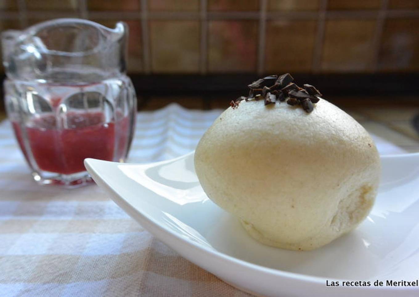 Bollos de chocolate al vapor con salsa de fresas  Thermomix