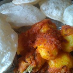 A picture of Dum aaloo and puri.