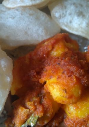 A picture of Dum aaloo and puri.
