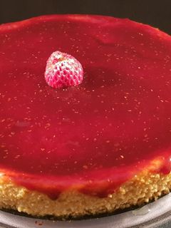 Una foto de Tarta de queso estilo "LA VIÑA" con base de galleta y mermelada de frutos del bosque