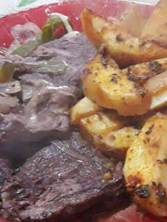 Una foto de Lomo al horno con vegetales y papas rústicas