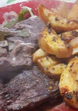Una foto de Lomo al horno con vegetales y papas rústicas