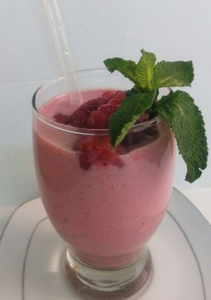 A picture of Raspberry spritzer smoothie.
