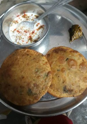 आलू प्याज की पूरी बूंदीके रायता के साथ (Aalu pyaj ki puri with bundi raiyta recipe in hindi) रेसिपी मुख्य फोटो
