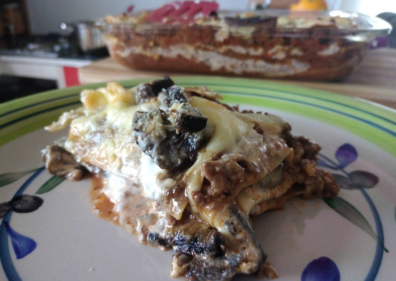Lasaña de boloñesa y callampas secas a la crema