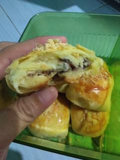 Foto resep Bolen pisang coklat keju simple bahannya
