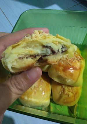 Foto resep Bolen pisang coklat keju simple bahannya
