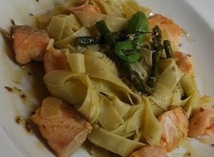 Foto de Tagliatelle com Salmão e Espargos