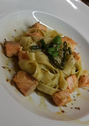 Foto de Tagliatelle com Salmão e Espargos