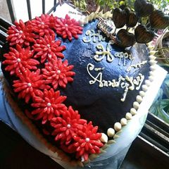 A picture of Anniversary chocolate vanila cake.