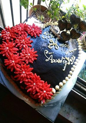 A picture of Anniversary chocolate vanila cake.