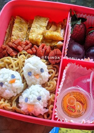 Foto resep Bekal Anak Sekolah (indomi goreng+nasi+telur+sosis+buah +jelly)