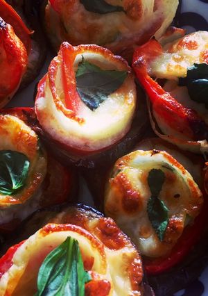 Una foto de Berenjena 🍆 cebolla, queso 🧀 zuquini, tomate 🍅