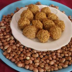 A picture of Til laddu/sesame seeds laddu.