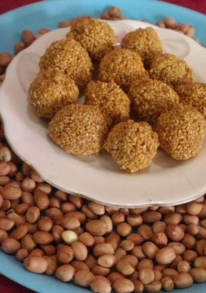 A picture of Til laddu/sesame seeds laddu.