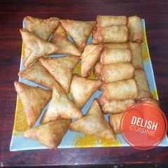 A picture of Samosa and spring rolls 😍😍😍.