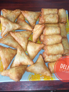 A picture of Samosa and spring rolls 😍😍😍.