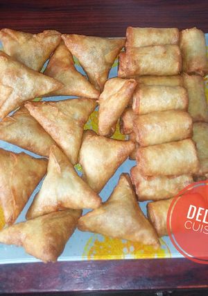 A picture of Samosa and spring rolls 😍😍😍.