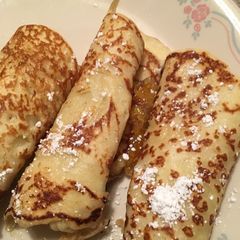 A picture of French pancakes.