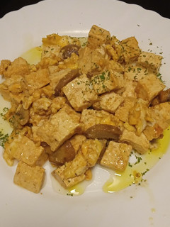 Una foto de Revuelto de tofu con champiñones y salsa de soja 😜😋