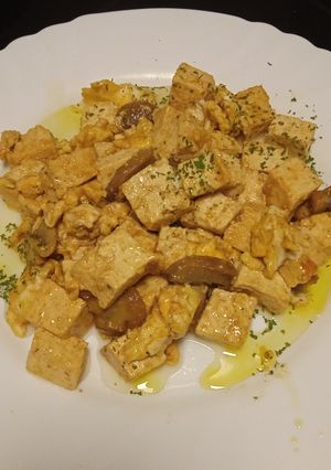 Una foto de Revuelto de tofu con champiñones y salsa de soja 😜😋
