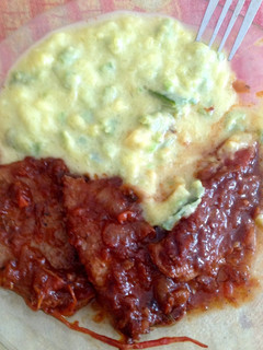 Una foto de Bistec enchipotlado y calabacita con crema