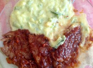 Una foto de Bistec enchipotlado y calabacita con crema