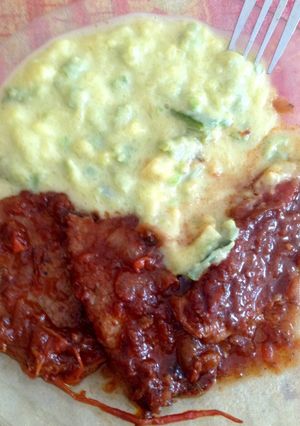 Una foto de Bistec enchipotlado y calabacita con crema