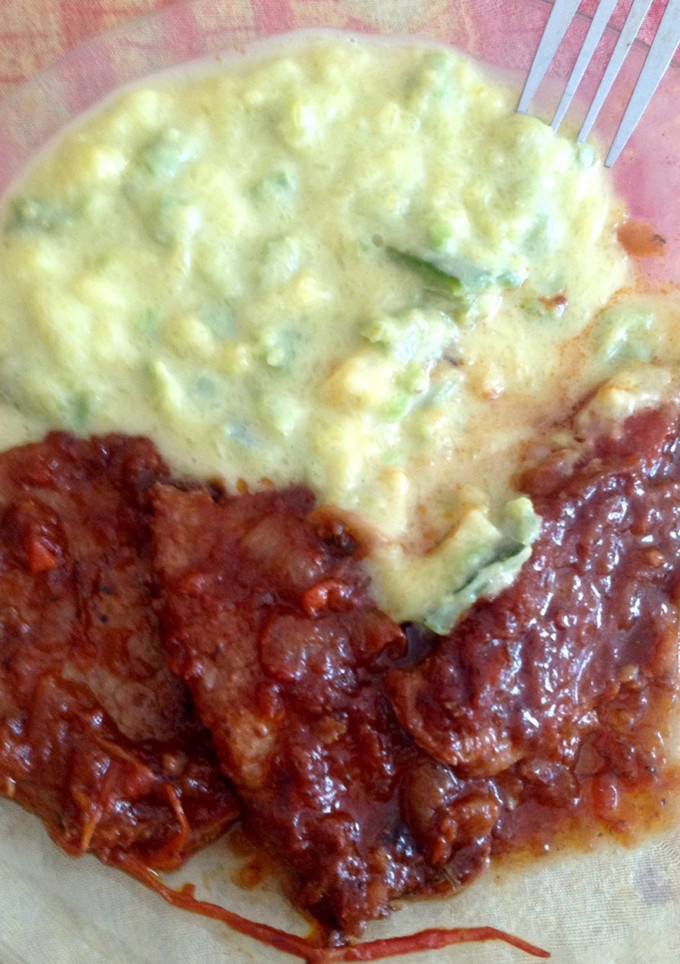 Una foto de Bistec enchipotlado y calabacita con crema