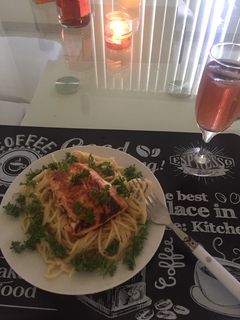 Una foto de Salmón y Spaghetti