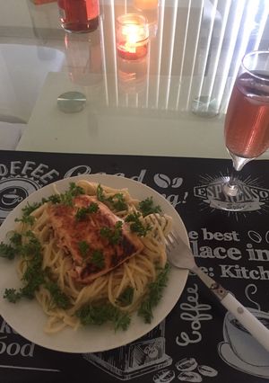 Una foto de Salmón y Spaghetti