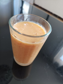 Una foto de Batido de frutas y yogur🍊🍌🥕